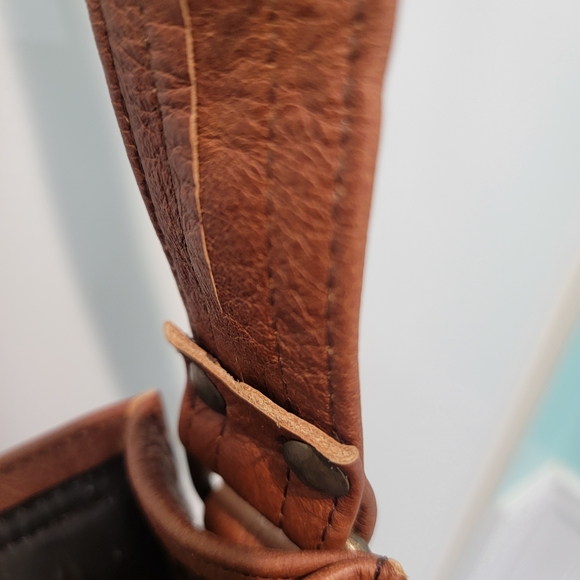 Classic Tan Leather Messenger Bag for Men - Picture 4 of 6